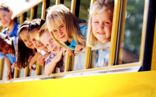 Автобусы, перевозящие детей, в России решено оснастить «мигалками»