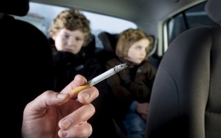 Минздрав предложил запретить курение в автомобилях при детях